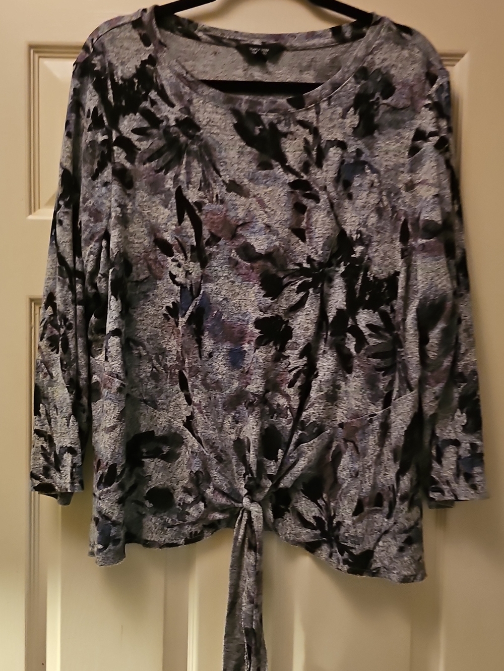 Simply Vera Vera Wang Black and Gray Floral Tie-Front Long Sleeve Top